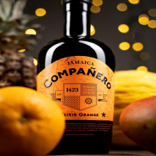 Avez-vous déjà testé le Compañero Elixir Orange ? 🍊
 
Il s’agit d’un excellent spiritueux élaboré à partir de rum de Jamaïque macéré avec des écorces d’orange, de la noix de coco et des épices 🥥
 
A déguster aussi bien en apéritif, au dessert ou en cocktail ! 🍹
 
Notes de dégustation :
👃🏻 : orange et noix de coco 
👄: idem qu’au nez complété par des épices.
 
➡️ A retrouver sur www.territoirewhisky.fr
 
L’abus d’alcool est dangereux pour la santé, à consommer avec modération.
 
#companero #elixirorange #rum #rumlovers #boutiqueenligne #web #aperitif #digestif #elixirderhum #orange #noixdecoco #coconut #spiritueux #alcool #alcohol #drinks